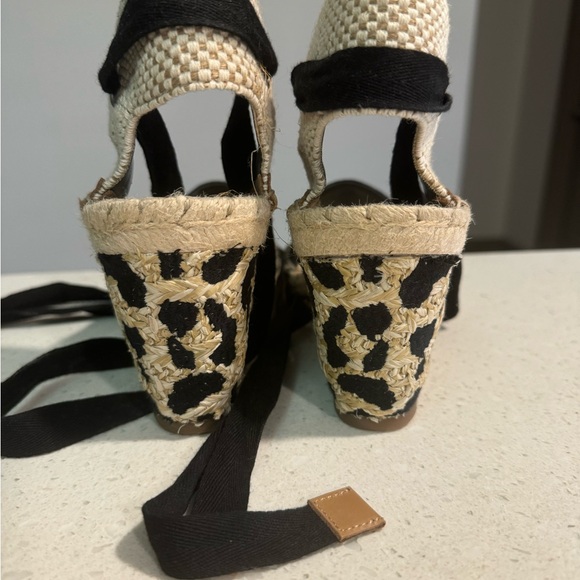 VINCE CAMUTO NEW LAVERNTA WEDGE. Size 8.5. New - Picture 3 of 4